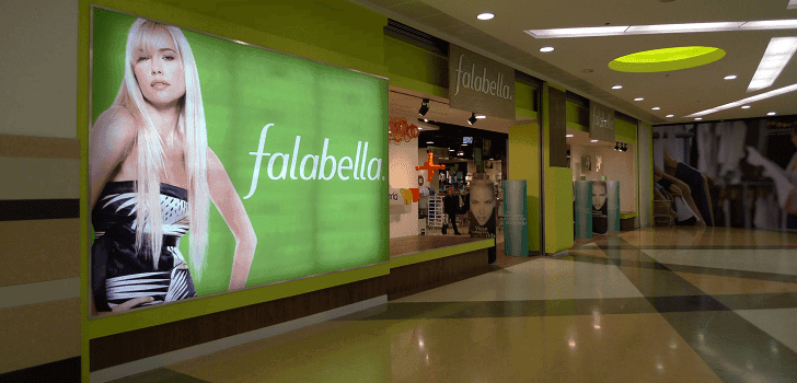 Interior de mall con acceso a tienda Falabella remodelada